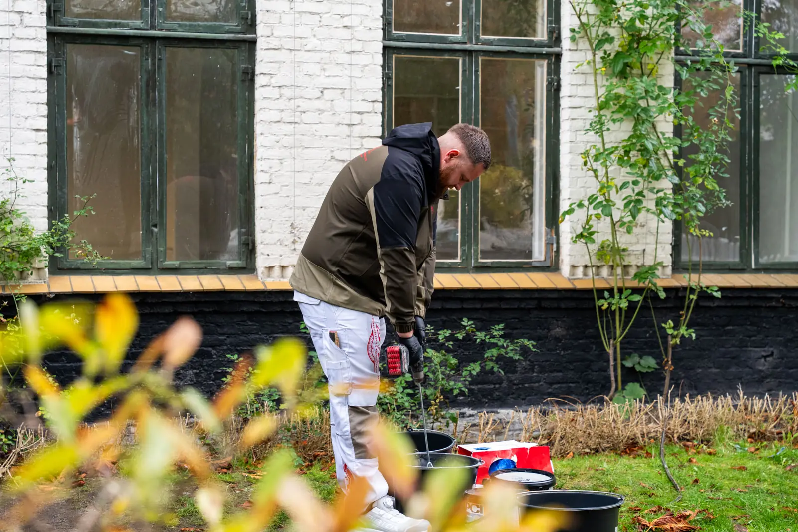 Alexander blander fliseklæber i haven