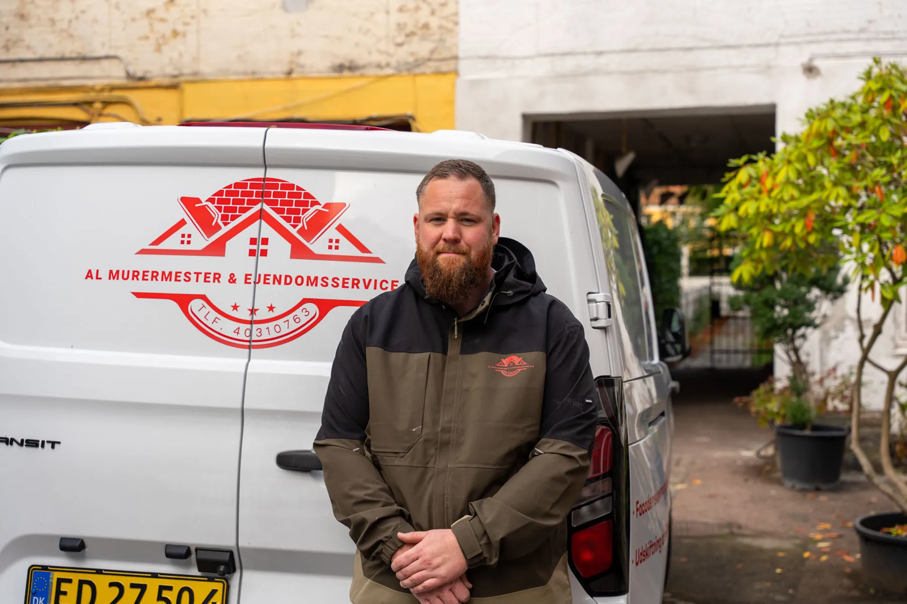 Alexander fra AL Murermester foran firmaets varebil